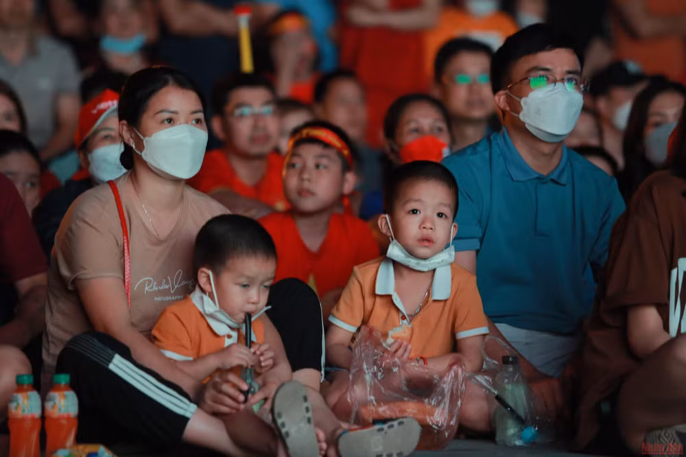 Những cổ động viên nhí cũng được bố mẹ đưa đi để "tiếp lửa" cho các "chiến binh Sao vàng".
