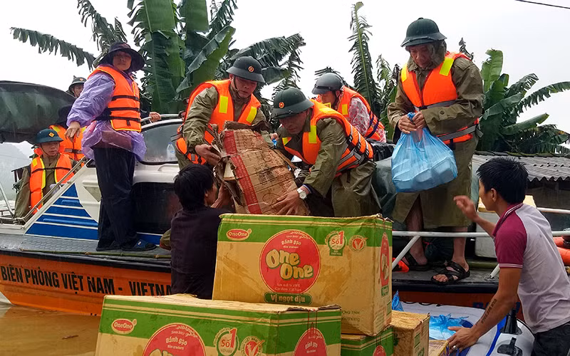 Bộ đội Biên phòng tỉnh Quảng Bình cứu trợ cho người dân vùng lũ (Ảnh minh họa: HƯƠNG GIANG).