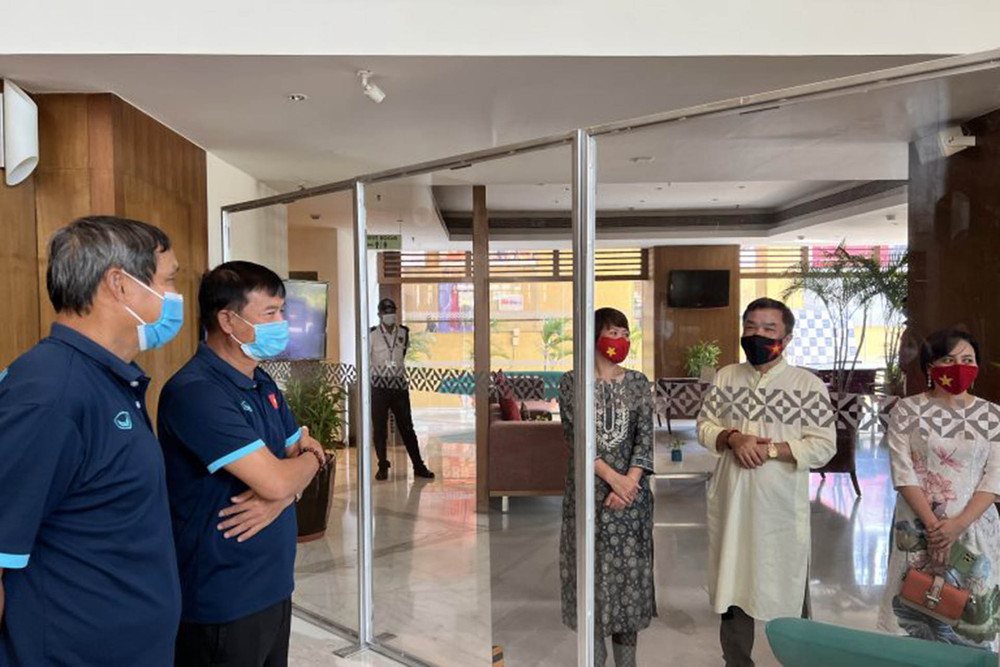Ông Hoàng Tùng và phu nhân gặp gỡ đội tuyển Nữ Việt Nam tại khách sạn, trao quà cho toàn đội đón Tết Nguyên đán trên đất Ấn Độ. (Ảnh: VFF) Tuyển nữ Việt Nam chuẩn bị đón giao thừa trên đất Ấn Độ -0