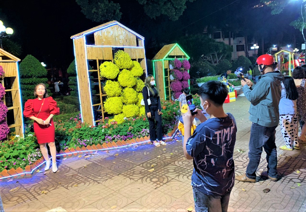 Đông đảo người dân đổ về Quảng trường 10/3 Buôn Ma Thuột để chào đón giao thừa. Người dân Đắk Lắk rộn ràng đón Xuân Nhâm Dần 2022 -0