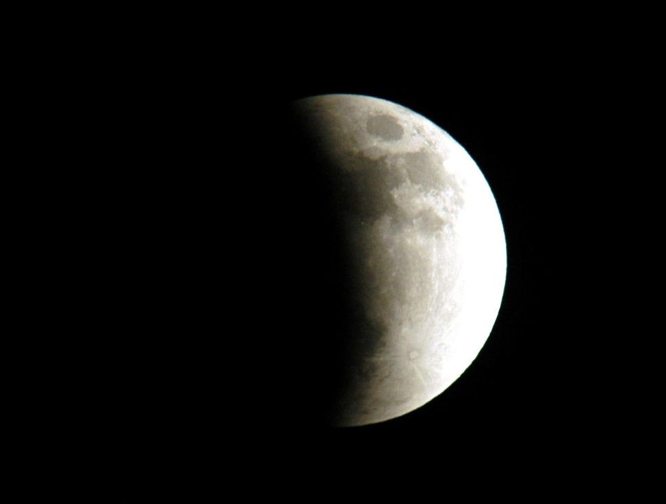Nguyệt thực một phần được chụp từ đảo Merritt, Florida, Mỹ. Ảnh: NASA / KSC. Những hiện tượng thiên văn không nên bỏ lỡ trong năm 2021 -0
