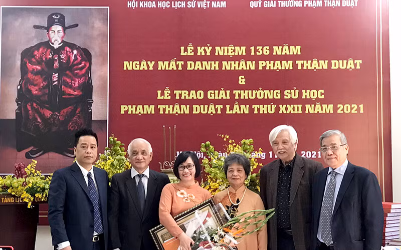 TS Nguyễn Kim Dung được trao giải nhất Giải thưởng sử học Phạm Thận Duật lần thứ 22, năm 2021.