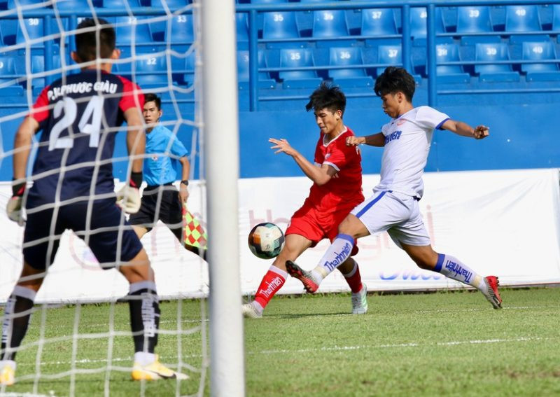 Tấn công nhiều trong hiệp 1 nhưng U19 PVF (áo đỏ) vẫn không thể xuyên thủng hàng phòng ngự An Giang. PVF chạm trán Học viện Nutifood ở chung kết -0