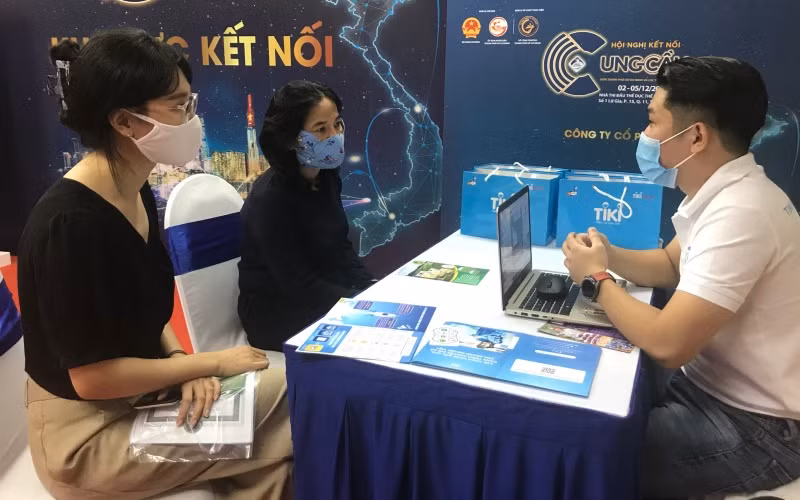 Các doanh nghiệp phân phối và nhà sản xuất bàn bạc, thảo luận hướng hợp tác tại khu vực kết nối.