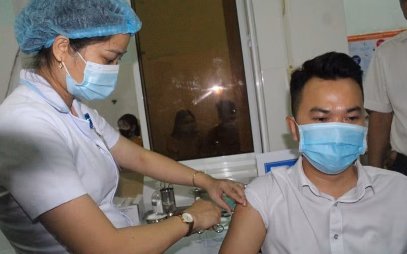 Bắt đầu tiêm vaccine phòng Covid-19 cho lực lượng tuyến đầu phòng, chống dịch.