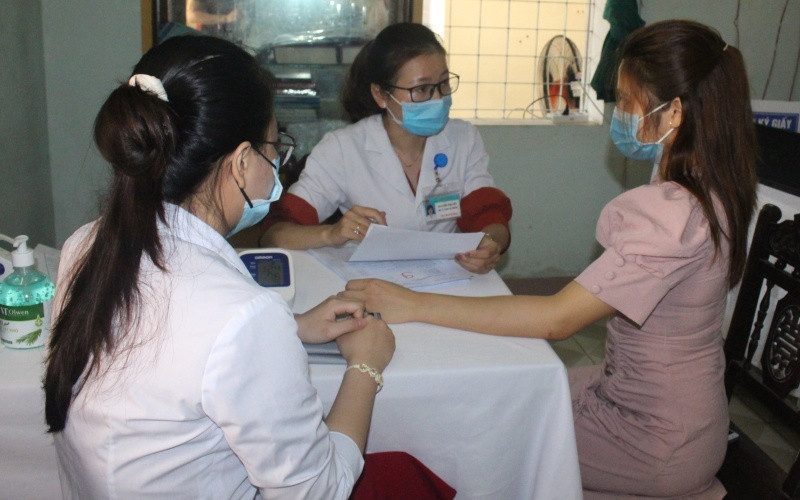 Khám sàng lọc trước khi tiêm vaccine phòng Covid-19. Quảng Nam triển khai tiêm vaccine phòng Covid-19 -0
