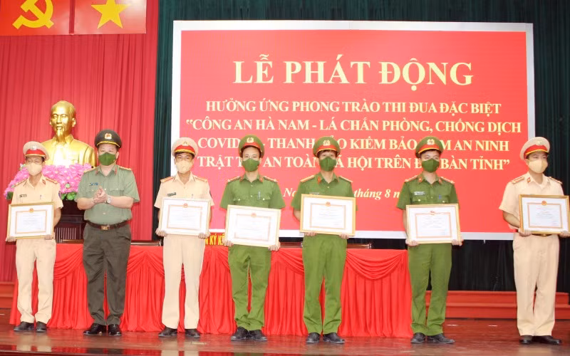 Đại tá Nguyễn Quốc Hùng, Ủy viên Ban Thường vụ Tỉnh ủy, Giám đốc Công an tỉnh trao Giấy khen cho các cá nhân có thành tích xuất sắc trong công tác phòng, chống dịch.
