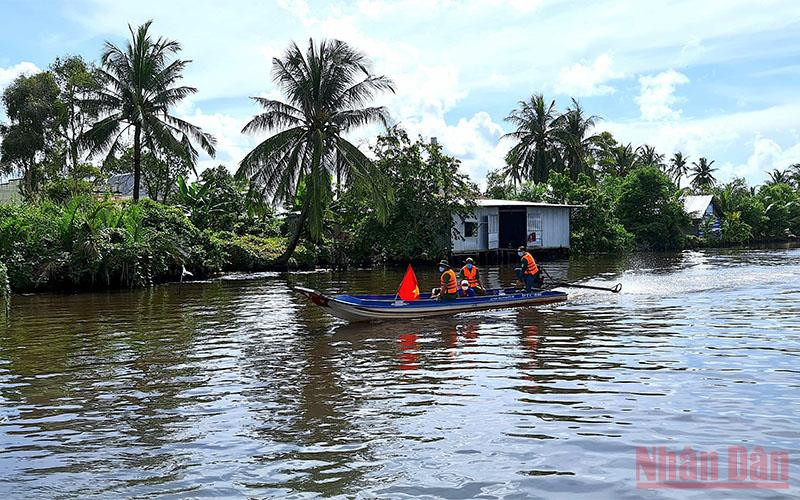 Lực lượng chức năng huyện Thới Bình (tỉnh Cà Mau) tuần tra đường thuỷ, kiểm soát phòng chống dịch vùng giáp ranh. Cà Mau nâng cấp độ phòng, chống dịch -0