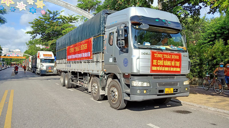 Công ty cổ phần Lam Sơn (TP Thái Bình) hỗ trợ 4 xe container chở 10.500 suất quà là thực phẩm thiết yếu tặng đồng bào trong tâm dịch. Các địa phương tiếp tục hỗ trợ các tỉnh phía nam chống dịch -0