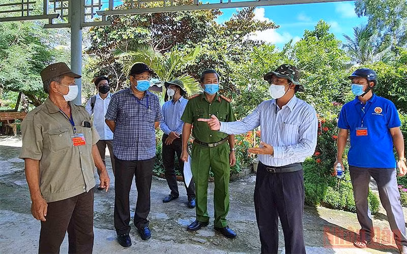 Bí thư Tỉnh uỷ Cà Mau kiểm tra công tác phòng, chống dịch tại huyện Thới Bình - giáp ranh tỉnh Kiên Giang. 