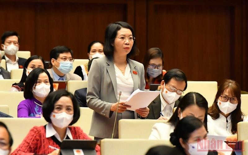 Đại biểu Mai Thị Phương Hoa (Nam Định) phát biểu tại phiên thảo luận. (Ảnh: LINH NGUYÊN) Đại biểu Quốc hội kiến nghị đẩy nhanh tự chủ vaccine ngừa Covid-19 -0