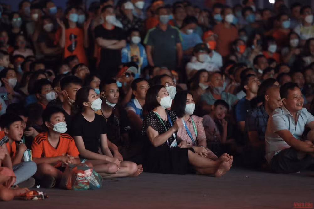 Bà Lê Thị Bích Ngọc (Việt Trì, Phú Thọ) chia sẻ: "Đây là sự kiện đặc biệt nên từ chiều, bà đã cùng gia đình sắp xếp thời gian để tham gia".