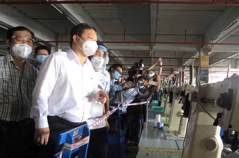 Phó Chủ tịch UBND thành phố Hồ Chí Minh Dương Anh Đức kiểm tra công tác phòng dịch tại một khu vực nhà xưởng của Công ty TNHH PouYuen Việt Nam.