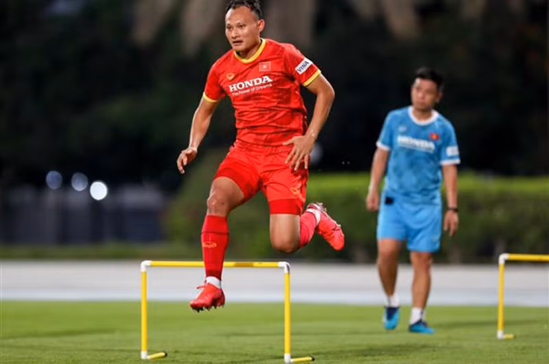 Cầu thủ Trọng Hoàng tại buổi tập trên sân Dubai Police Club, UAE tối 2-6-2021. (Ảnh: HOÀNG LINH/TTXVN)