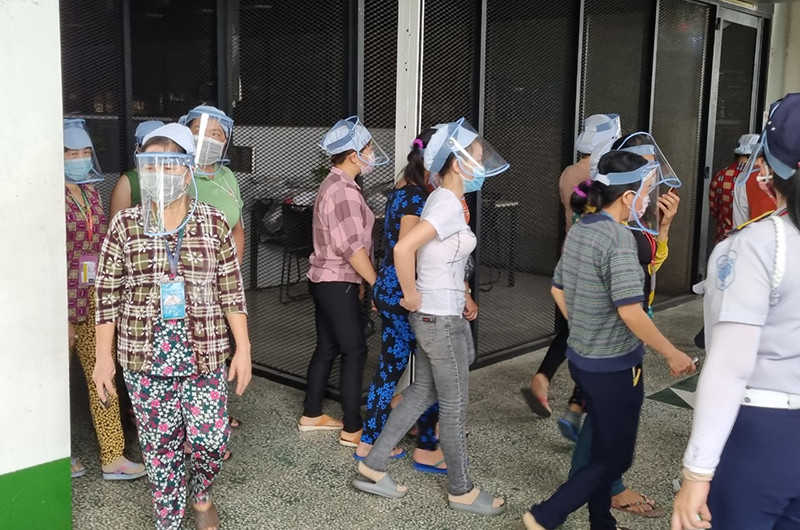 Công nhân được công ty phát tấm che bằng nhựa trong để chống giọt bắn. Phải truy vết hết F1 của ca dương tính tại Công ty TNHH PouYuen Việt Nam -0