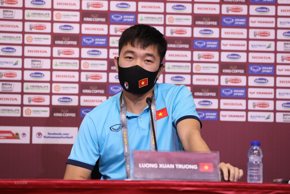 Tiền vệ Lương Xuân Trường phát biểu tại buổi họp báo. (Ảnh: TTXVN) Thầy Park: