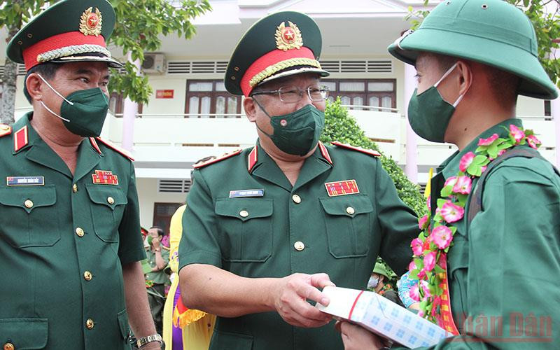 Thượng tướng Phạm Hoài Nam, Thứ trưởng Quốc phòng tặng quà và thăm hỏi động viên tân binh chuẩn bị lên đường ngập ngũ sáng 16/2. Các địa phương tiễn thanh niên lên đường nhập ngũ -0