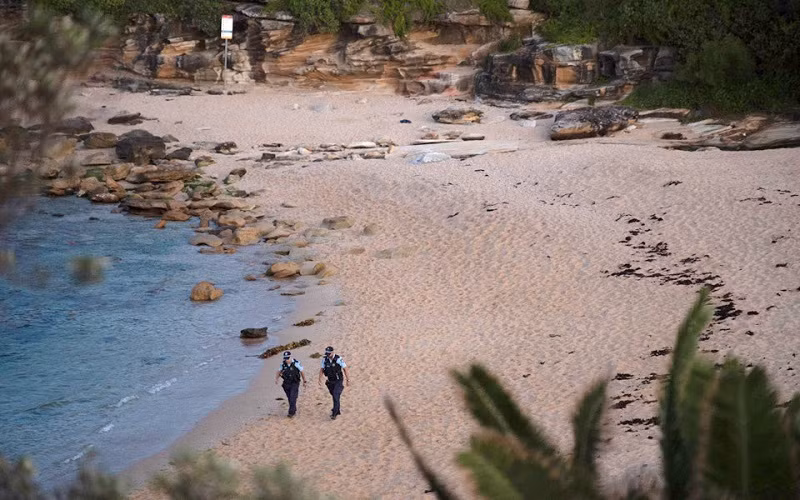 Cảnh sát tuần tra trên bãi biển Little Bay, bang New South Wales, Australia sau vụ cá mập tấn công gây chết người, chiều 16/2. (Ảnh: The Sydney Morning Herald)