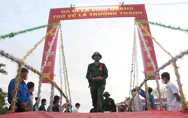 Thành phố Vị Thanh (Hậu Giang) đưa thanh niên lên đường nhập ngũ năm 2022. Các địa phương đưa tiễn thanh niên lên đường nhập ngũ -0