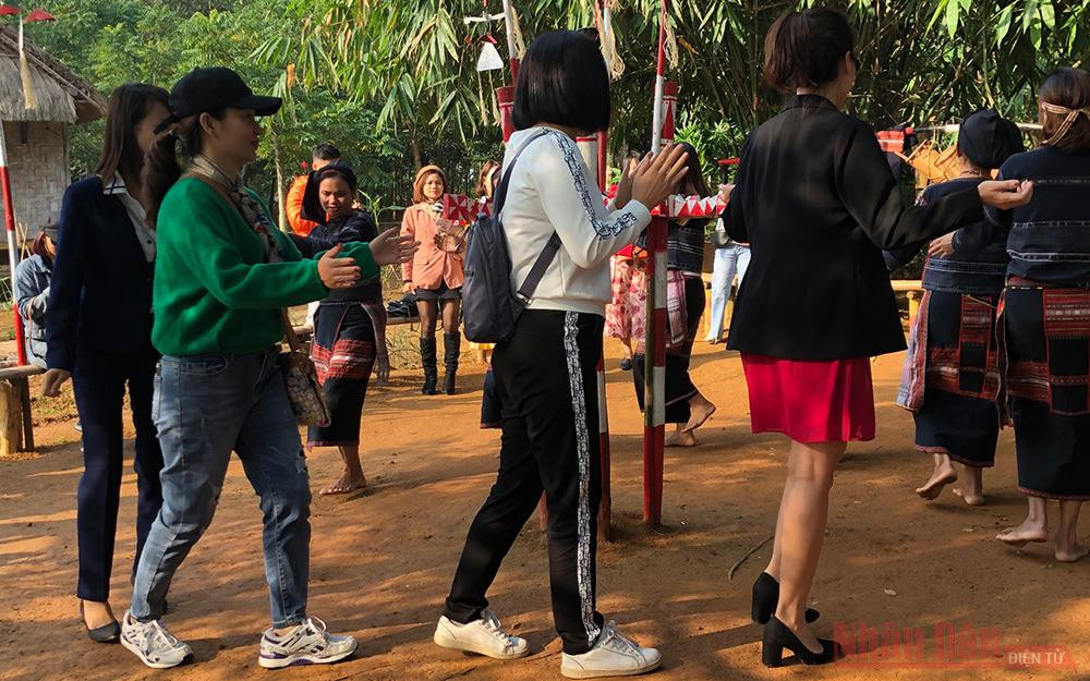 Du khách tham gia hoạt động cùng bà con tại Làng.