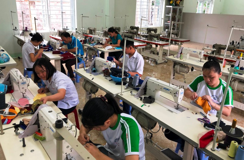 Ngoài học chữ, học sinh ở trung tâm còn tham gia nghề thủ công. Trung tâm Nuôi dạy trẻ khuyết tật Võ Hồng Sơn khai giảng năm học mới -0