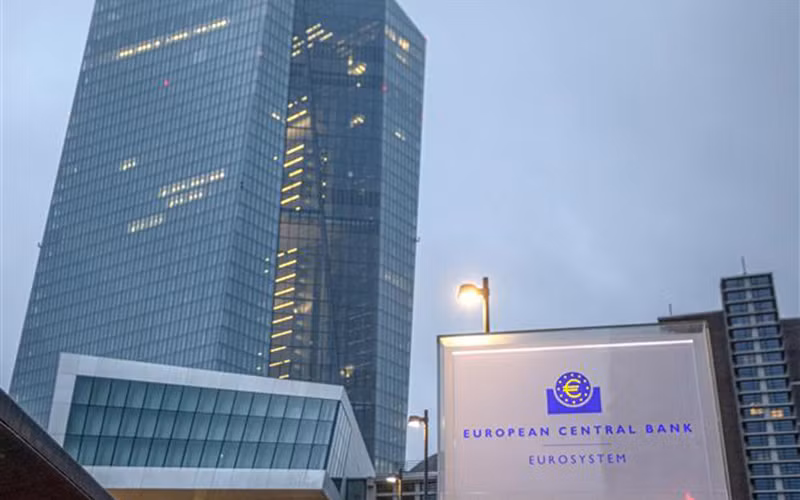 ECB dự báo lạm phát tăng lên 5,1% trong năm 2022, từ mức 3,2% được dự báo trước đó. (Ảnh: AFP/TTXVN)