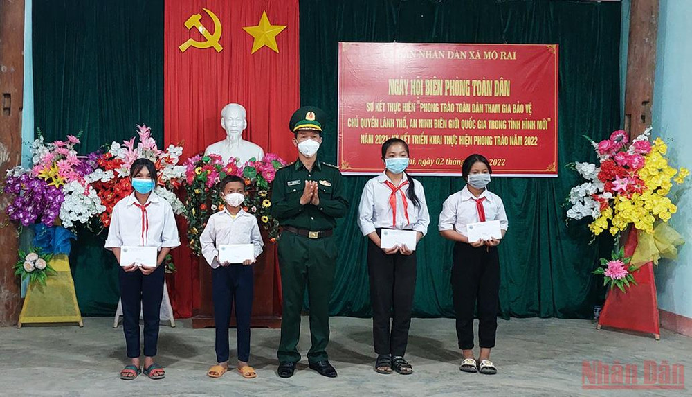 Trao tiền hỗ trợ cho các em học sinh theo chương trình “Nâng bước em tới trường” Phát huy tinh thần tự giác của toàn thể nhân dân trong việc tham gia bảo vệ chủ quyền biên giới -0