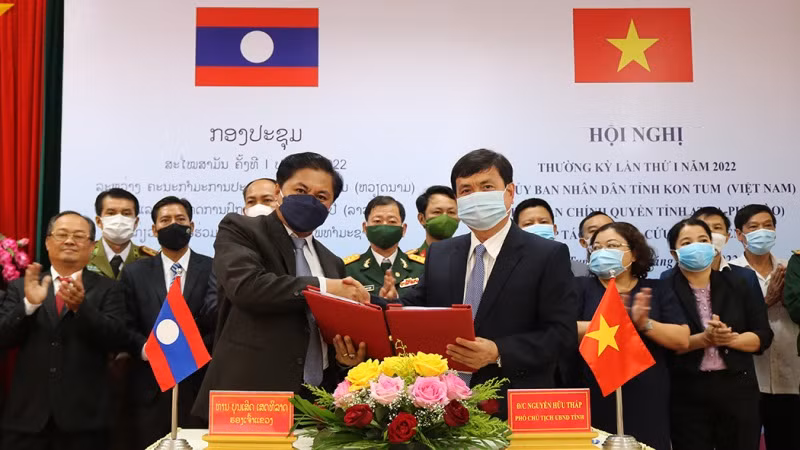 Đại diện 2 tỉnh Kon Tum (Việt Nam) và Attapeu (Lào) ký kết biên bản ghi nhớ hợp tác triển khai Nghị định thư về cứu hộ, cứu nạn khắc phục sự cố thiên tai.