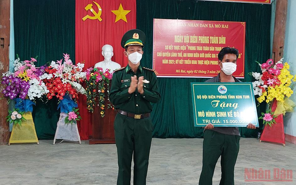 Trao tặng bò cho hộ dân nghèo trong mô hình sinh kế “bò giống cho người nghèo”. Phát huy tinh thần tự giác của toàn thể nhân dân trong việc tham gia bảo vệ chủ quyền biên giới -0
