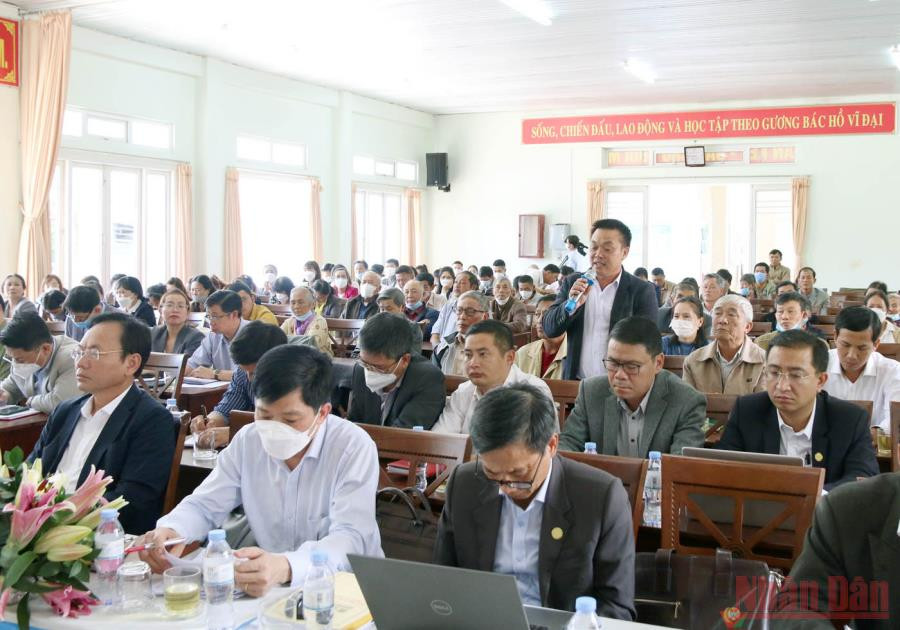 Cử tri phát biểu ý kiến tại buổi tiếp xúc. Đảng và Nhà nước rất quan tâm vấn đề “tam nông” -0