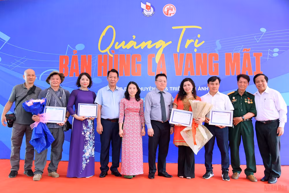 Triển lãm “Quảng Trị - Bản hùng ca vang mãi” -0