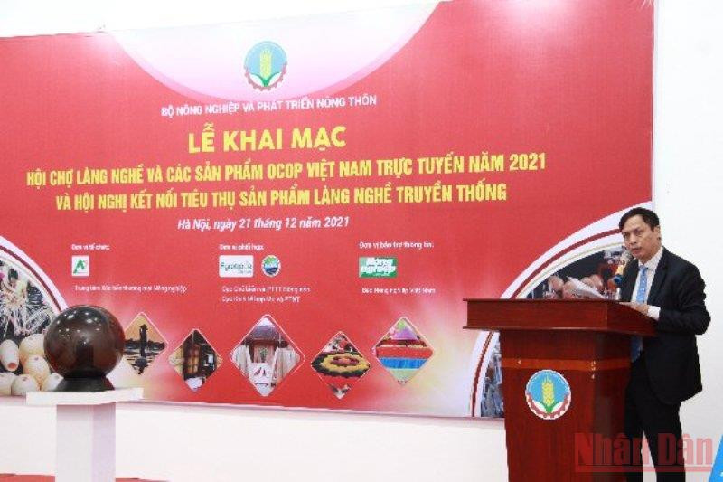 Ông Đào Văn Hồ, Giám đốc Trung tâm Xúc tiến thương mại nông nghiệp phát biểu tại hội chợ. Xúc tiến, quảng bá sản phẩm làng nghề và OCOP Việt Nam năm 2021 -0
