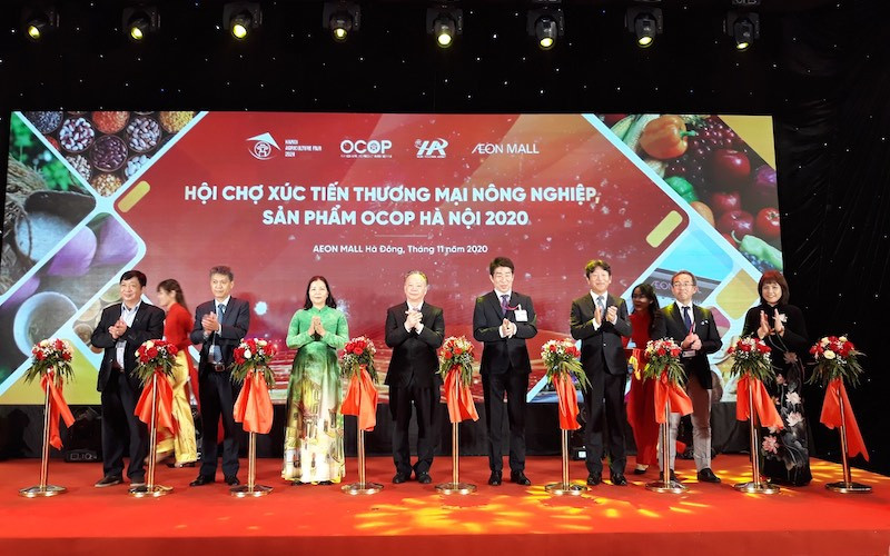 Cắt băng khai mạc hội chợ. Khai mạc Hội chợ Xúc tiến nông nghiệp, sản phẩm OCOP Hà Nội 2020 -0