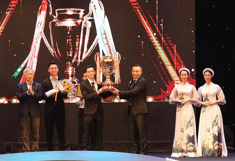 Đội Hà Nội FC nhận Cúp quốc gia. Gala trao thưởng bóng đá chuyên nghiệp Việt Nam 2020 Văn Quyết hay nhất V.League 1-2020 -0