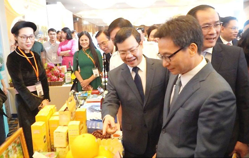 Phó Thủ tướng Chính phủ Vũ Đức Đam và các đại biểu tham quan sản phẩm du lịch của các tỉnh, thành phố Đông Bắc. Liên kết phát triển du lịch giữa TP Hồ Chí Minh với tám tỉnh Đông Bắc -0