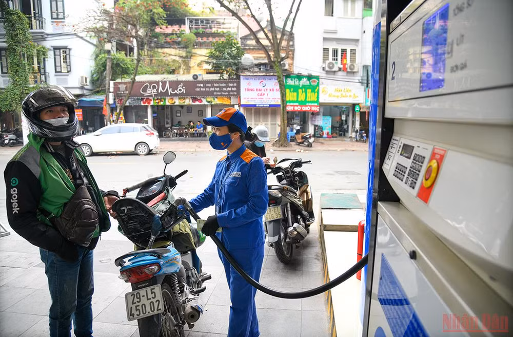 Giá xăng dầu tiếp tục tăng lần thứ 6, người dân Thủ đô tranh thủ đi mua trước giờ tăng giá -0