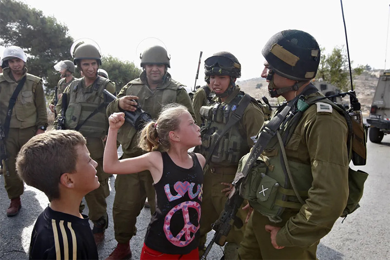 Ảnh tư liệu của AP: Ngày 2/11/2012, Ahed Tamimi tìm cách đấm một binh sĩ Israel trong cuộc biểu tình tại Nabi Saleh. Sự thật đằng sau clip