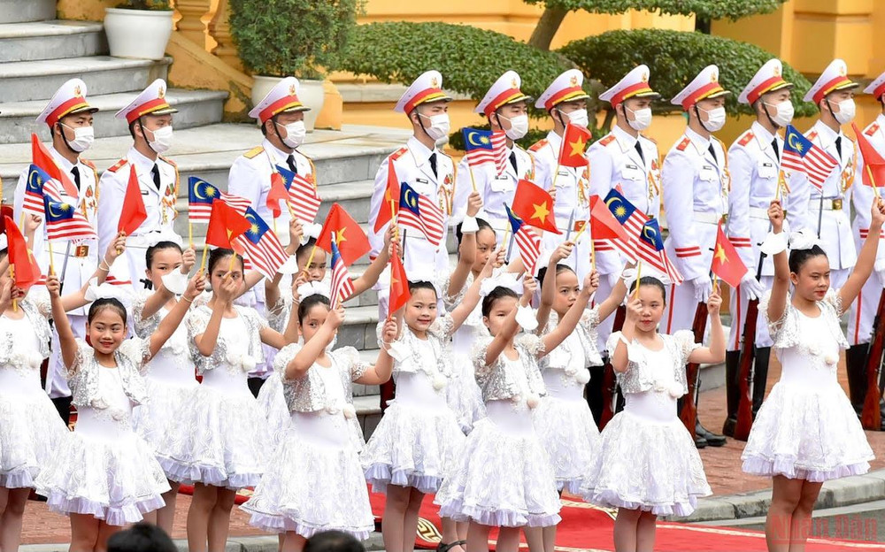 Các cháu thiếu nhi thủ đô vẫy chào Thủ tướng Malaysia Dato’ Sri Ismail Sabri bin Yaakob và Đoàn đại biểu cấp cao Chính phủ Liên bang Malaysia. 4.jpg -0