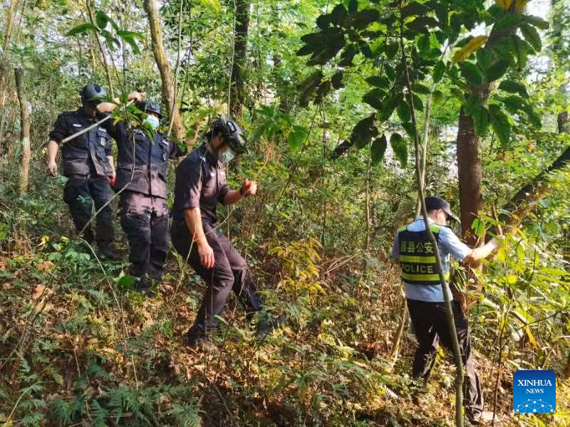 Rơi máy bay chở 132 hành khách ở Trung Quốc, không có dấu hiệu của người sống sót -0