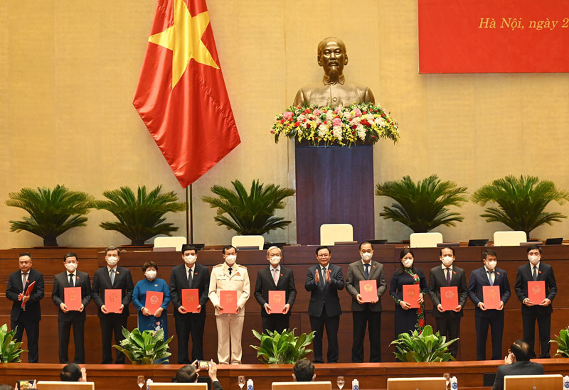 Chủ tịch Quốc hội Vương Đình Huệ trao Nghị quyết của Quốc hội đối với chức danh Tổng Thư ký Quốc hội, Chủ tịch Hội đồng Dân tộc, Chủ nhiệm các Ủy ban của Quốc hội và Tổng Kiểm toán Nhà nước. (Ảnh: DUY LINH)