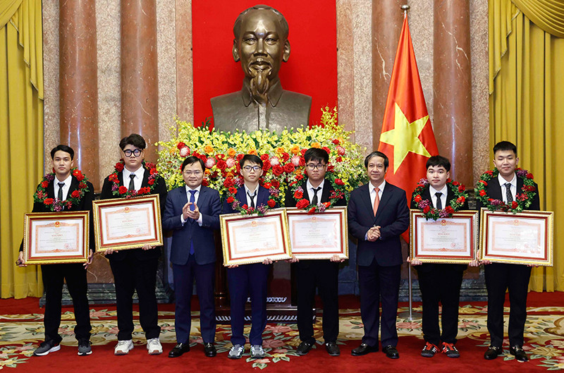 Bộ trưởng Giáo dục và Đào tạo Nguyễn Kim Sơn và Bí thư thứ nhất Trung ương Đoàn Thanh niên Cộng sản Hồ Chí Minh Nguyễn Anh Tuấn trao Bằng khen của Thủ tướng Chính phủ cho các học sinh đoạt giải. Chủ tịch nước tặng Huân chương Lao động cho học sinh đoạt giải Olympic và khoa học kỹ thuật quốc tế -0