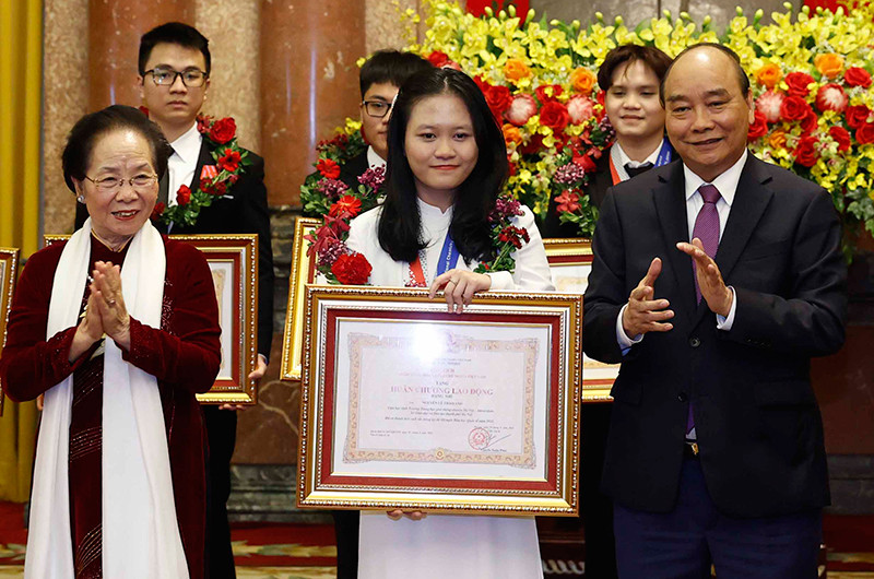 Chủ tịch nước Nguyễn Xuân Phúc trao Huân chương Lao động, nguyên Phó Chủ tịch nước Nguyễn Thị Doan trao vòng nguyệt quế cho các học sinh đoạt giải. Chủ tịch nước tặng Huân chương Lao động cho học sinh đoạt giải Olympic và khoa học kỹ thuật quốc tế -0
