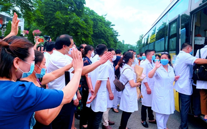 Đoàn bác sĩ, nhân viên y tế tỉnh Lào Cai tại xuất quân lên đường giúp tỉnh Bắc Giang chống dịch Covid-19. (Ảnh: Quốc Hồng) laocai-1624932791813.jpg