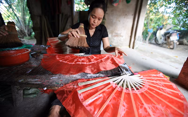 Các nghệ nhân Chàng Sơn đã đưa chiếc quạt, một vật dụng sinh hoạt trở thành các tác phẩm mỹ nghệ trang trí và đạo cụ biểu diễn nghệ thuật.
