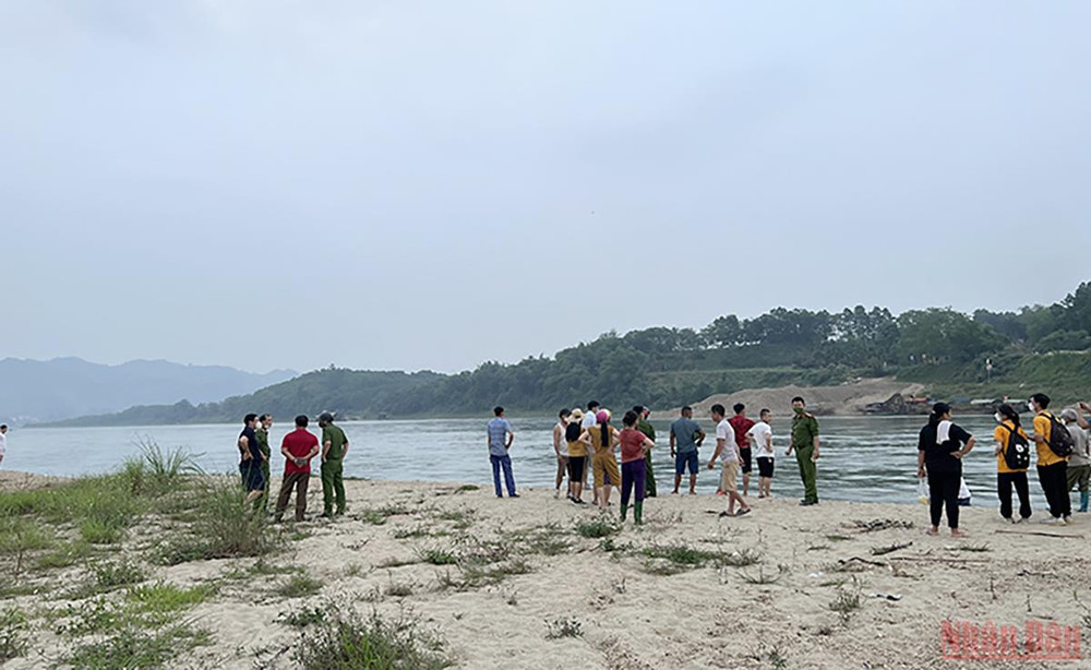 Hiện trường nơi xảy ra vụ việc. Rủ nhau ra bãi tắm tự phát trên sông Lô, một học sinh bị đuối nước -0