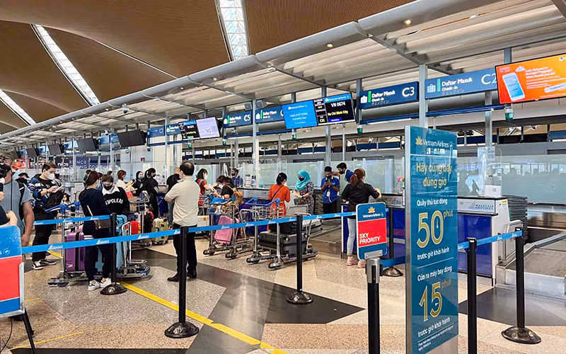 Hành khách làm thủ tục hàng không. 