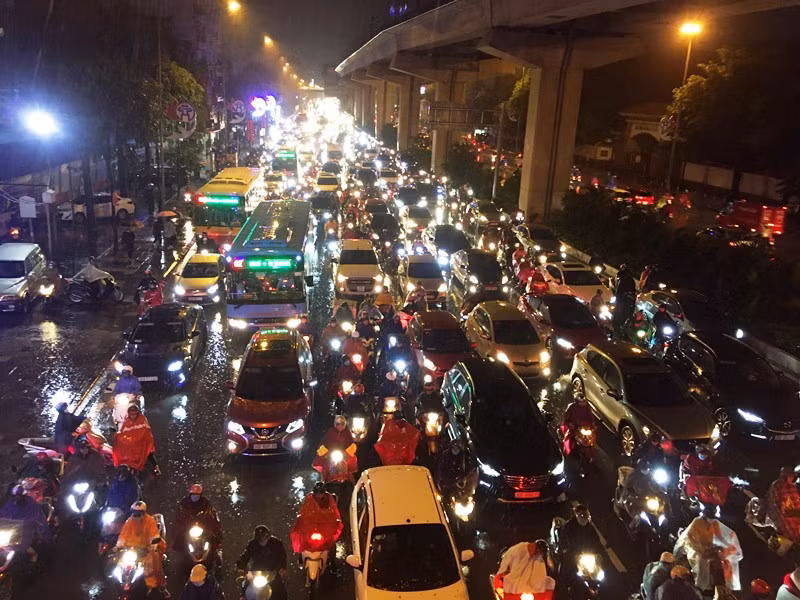 Nhiều tuyến phố tại Hà Nội thường xuyên ùn tắc vào giờ cao điểm trong thời gian gần đây.