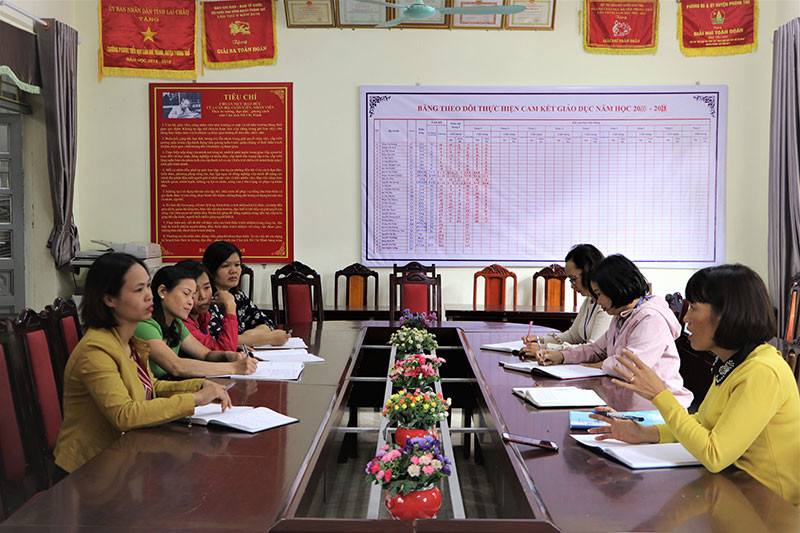 Để tìm ra giải pháp, phương pháp giảng dạy phù hợp, giáo viên phải thường xuyên sinh hoạt tổ chuyên môn, trao đổi kinh nghiệm với nhau. Các trường vùng cao Lai Châu gặp nhiều khó khăn khi triển khai bộ sách giáo khoa mới -0