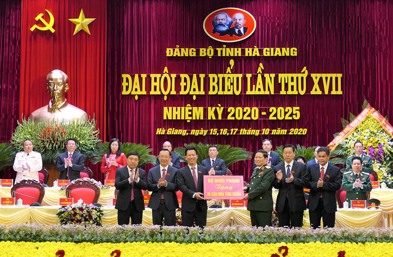 Đại tướng Ngô Xuân Lịch trao tặng tỉnh Hà Giang xây dựng 20 căn nhà tình nghĩa. Hà Giang khai mạc Đại hội Đại biểu Đảng bộ lần thứ 17 -0