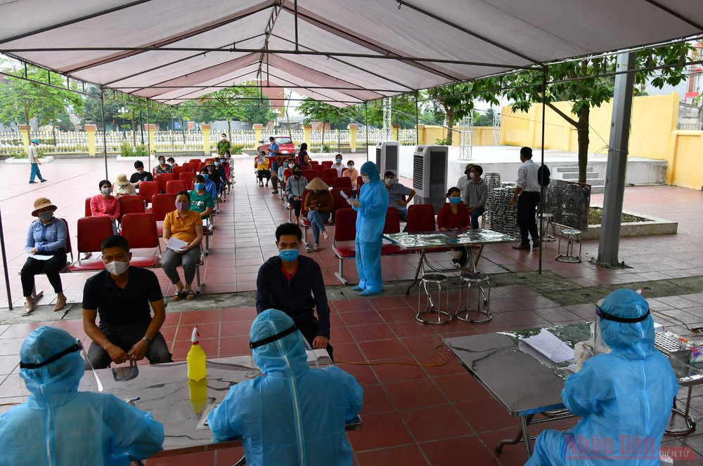 Tại khu vực lấy mẫu xét nghiệm PCR tại Nhà văn hóa thôn Nhuế, người dân đã có mặt từ sớm để tiến hành xét nghiệm. Xét nghiệm Covid-19 cho người dân xã Kim Chung -8